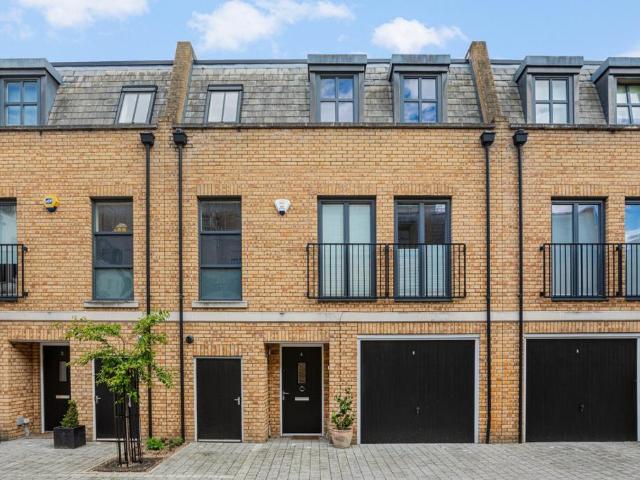 Parsons Gate Mews, London, SW6 3 bed mews to rent £6,500 pcm £1,500 pw