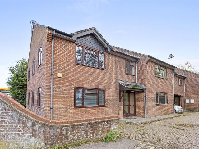 Parsley Close, Aston Clinton, Aylesbury HP22, 2 bed flat to rent, £1,300 pcm | PrimeLocation