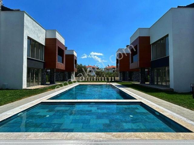Parstan Gürede Geniş Havuzlu Ultra Lüks Denize 800 M 4+1 Villa