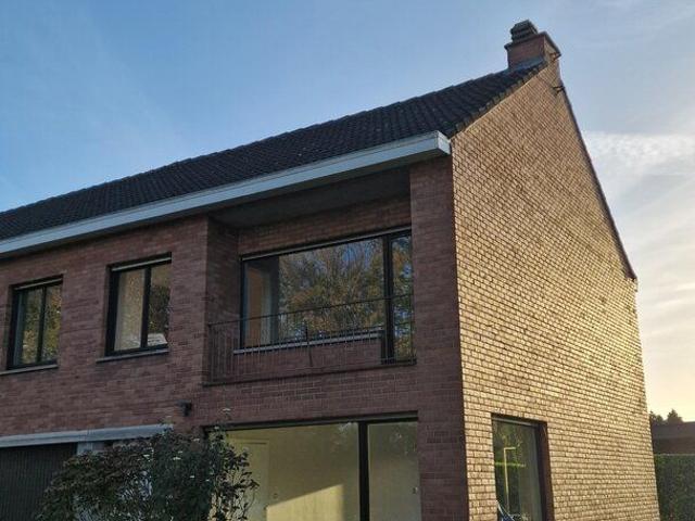 Pas gerenoveerde halfopen woning met 3 grote slaapkamers