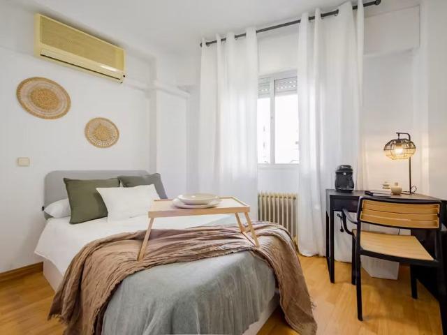 Paseo de los Olmos, Madrid, Community of Madrid 28005