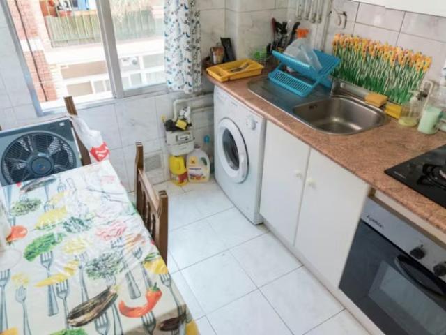 Paseo Perales, Madrid, Community of Madrid 28011
