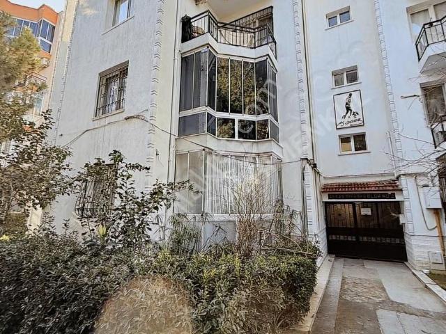 Pasifikten Gaziemir Atıfbeyde Cadde Üstü 3 Cepheli Satılık 3+1