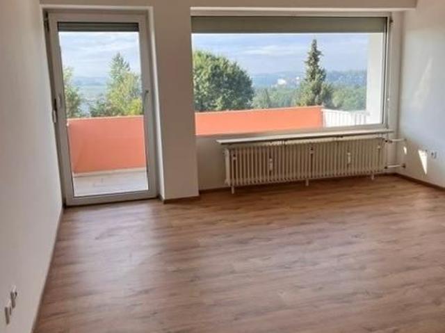 Passau Grubweg helle 2 Zimmer Wohnung mit EBK, Balkon und tollem Fernblick!
