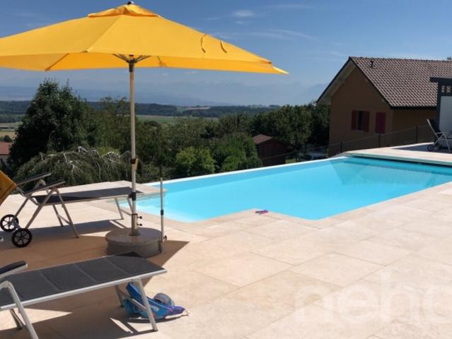 Passivhaus mit Studio, Schwimmbad und offenem Blick