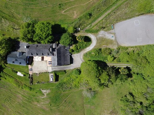 Pau 64 À VENDRE Propriété de 450m2 Forêt et prairie de 20 ha avec vue exceptionnelle sur les Pyrénées au calme