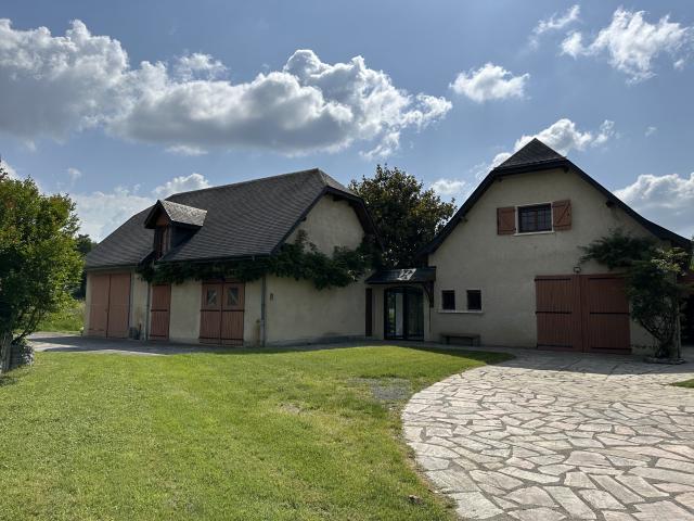 PAU EST proche IDRON desservi par le Bus. Belle Maison de Campagne avec cheminée, une grange de 70 m2 superbe
