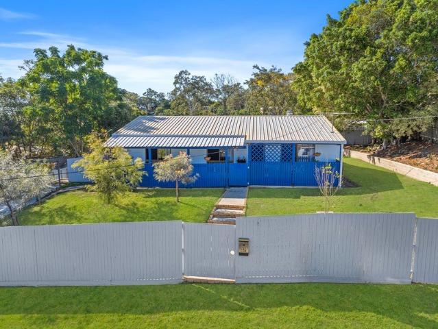 Paul Penklis Presents: Renovated Family Living with Side Access & Exceptional Outdoor Entertaining