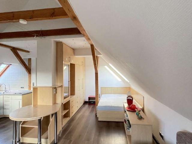 Pauschalmiete! möblierte 1 Zimmer Dachgeschoss Wohnung mit Duschbad, Einbauküche, PKW Stellplatz