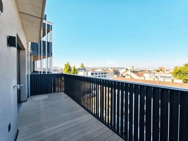 Pauschalmiete inklusive Warmwasser, Heizung & Kühlung Traumhafte 2 Zimmer Wohnung mit großzügigem Balkon und stilvoller Ausstattung