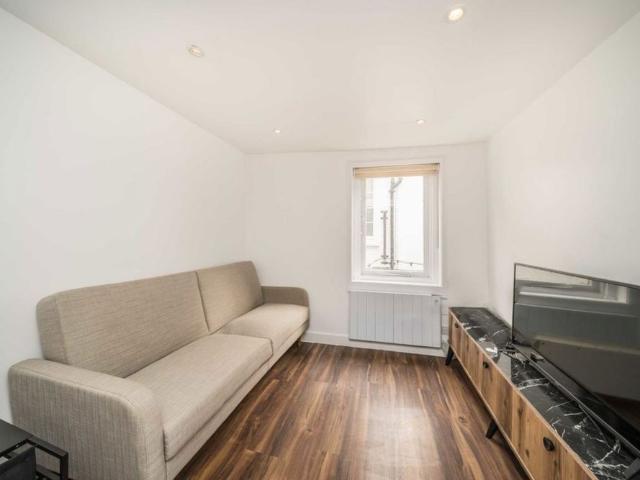 Paved Court, TW9, London
