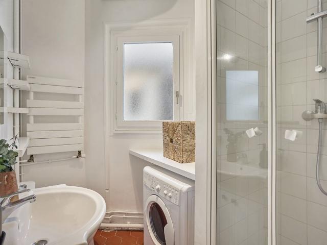 Pavel 1 bedroom apartment near the Eiffel Tower, Paris Amsterdam Apartments for Rent