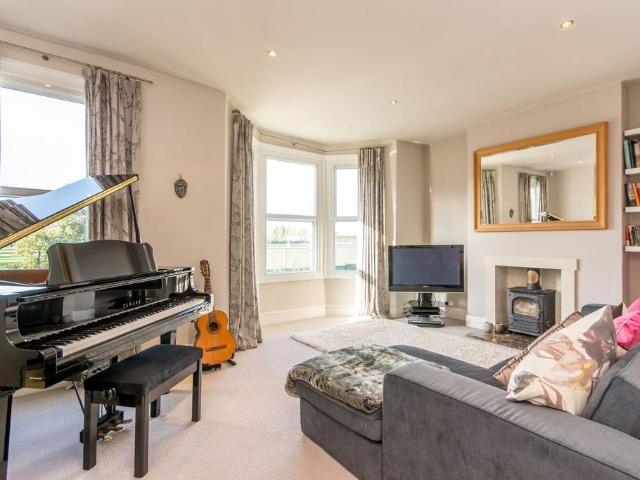Pavilion Terrace, North Kensington. 4 bed maisonette to rent £4,750 pcm £1,096 pw
