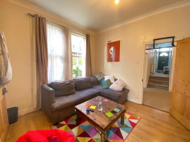 Pavilion Terrace, White City W12 2 bed flat to rent £2,250 pcm £519 pw