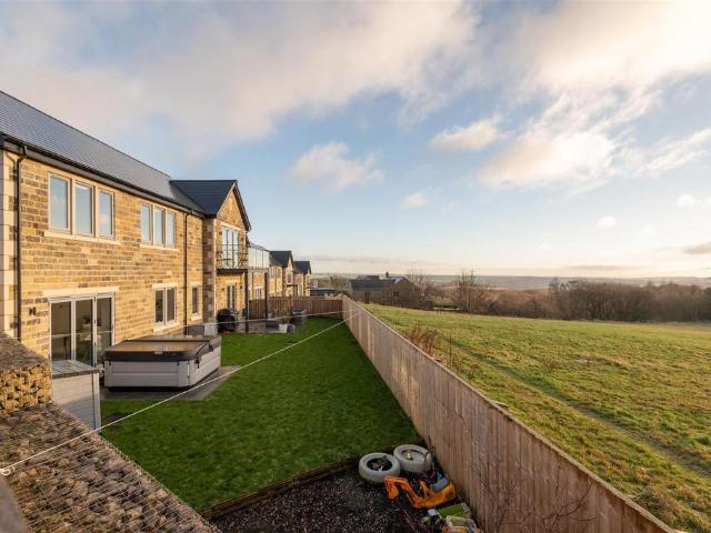 Pavilion View, Southowram, Halifax 5 bed detached house to rent £2,800 pcm £646 pw