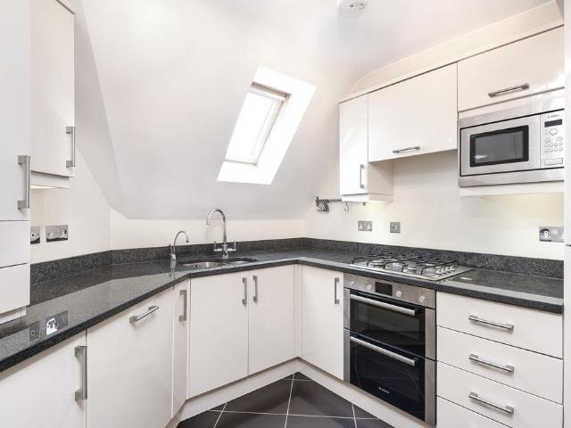 Pavilion Court, Bromley, BR2 2 bed flat to rent £1,750 pcm £404 pw