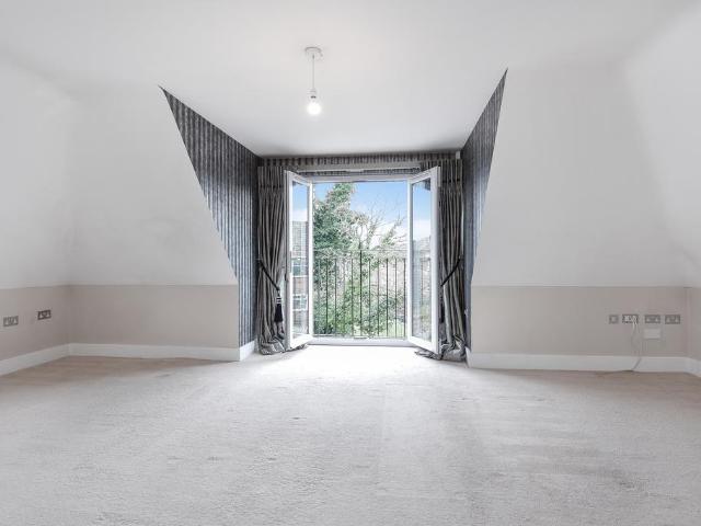 Pavilion Court, Bromley, BR2 2 bed flat to rent £1,750 pcm £404 pw