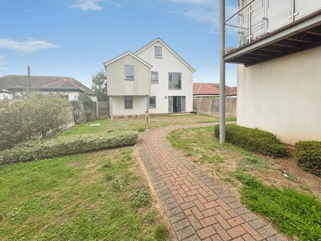 Pavilion Drive, Leigh On Sea 2 bed apartment to rent £1,350 pcm £312 pw