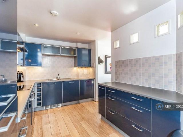 Pavilions, Windsor, SL4 2 bed flat to rent £2,950 pcm £681 pw