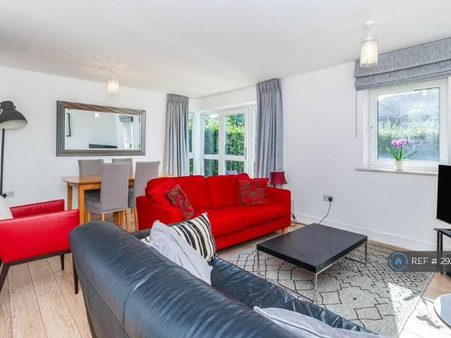 Pavilions, Windsor, SL4 2 bed flat to rent £2,950 pcm £681 pw