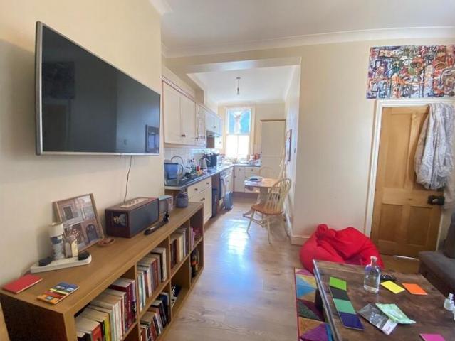 Pavillion Terrace, Wood Lane W12 2 bed flat to rent £1,995 pcm £460 pw