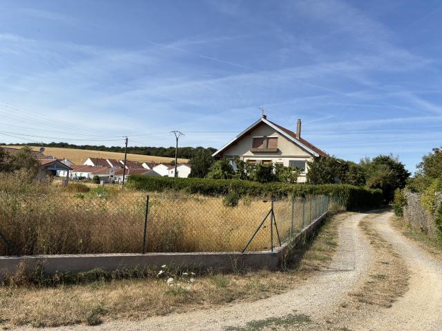 Pavillon à rénover entièrement, élevé sur sous sol complet