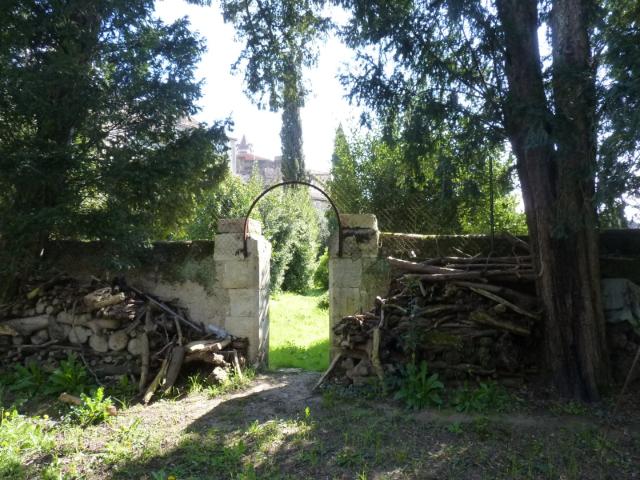 Pavillon ancien dissimulé dans un jardin arboré au coeur de. 1m² Auch