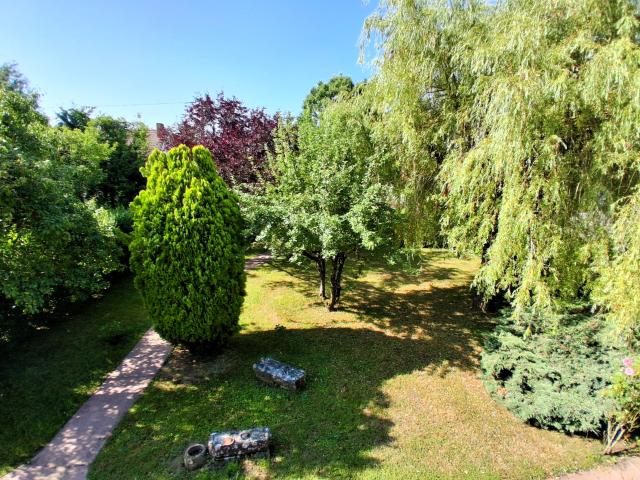 Pavillon avec garage, jardin clos et arboré