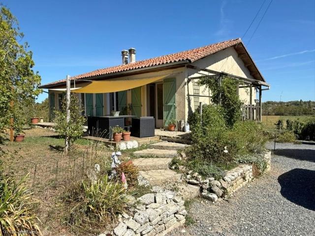 Pavillon de 4 Chambres et Piscine. Belles Vues Sur La Campag. 152m² Ruffec