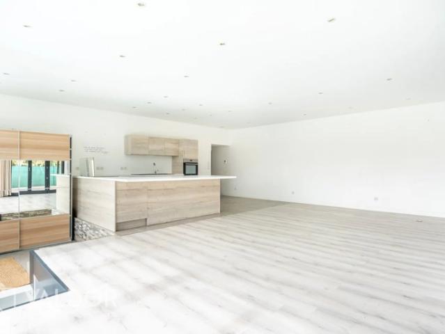 Pavillon de 147m2 avec piscine, 4 chambres, grande piece de vie de 61m2 exposée sud ouest