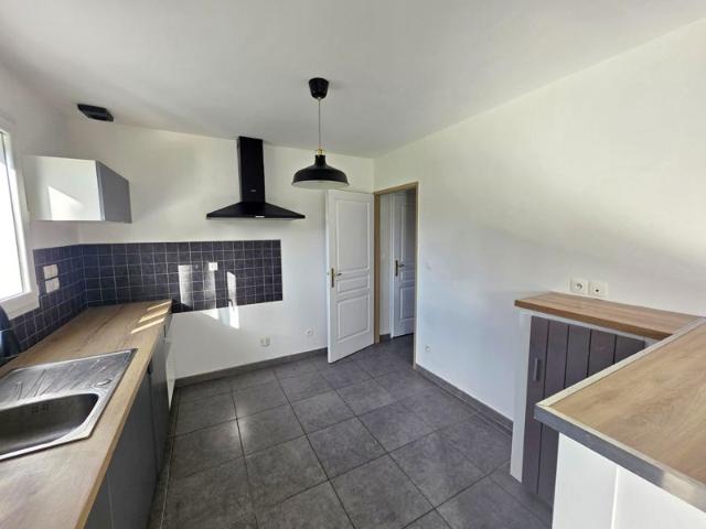 Pavillon de plain pied avec 3 chambres et garage, campagne secteur Valmont