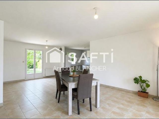 Pavillon plain pied, trois chambres, salle de bain, garage, jardin