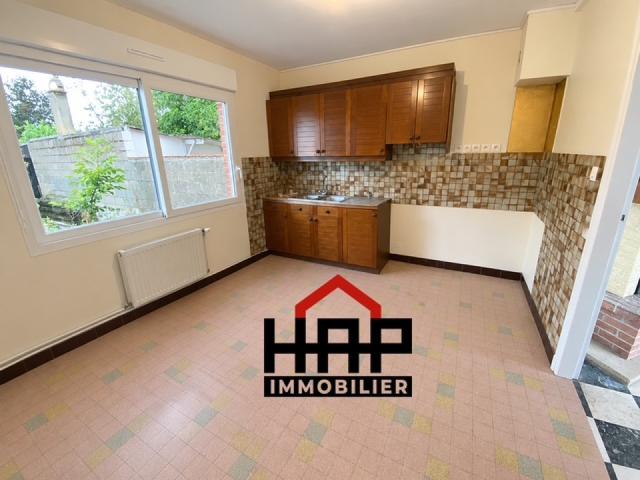 Pavillon semi mitoyen avec 2 garages, jardin et 3 chambres