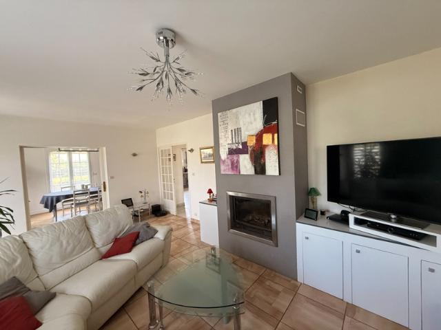 Pavillon sur sous sol de 170m², 5 chambres, piscine sur terrain de 2000m² 197 000