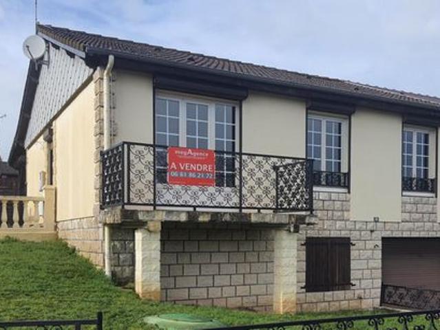 Pavillon sur sous sol semi entérré dans un quartier pisé