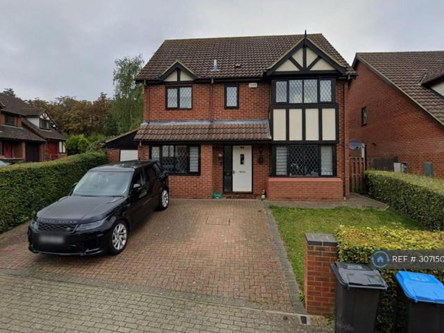 Paxton Crescent, Shenley Lodge. 5 bed detached house to rent £2,300 pcm £531 pw