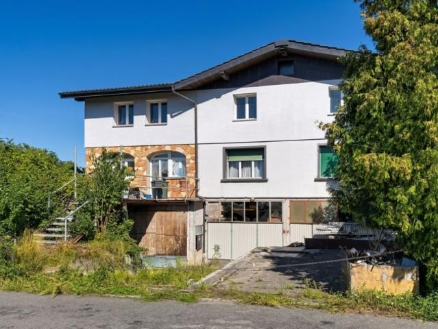 PAYERNE – ein sehr großes Haus, das auf einem großen Grundstück in einem Wohngebiet komplett renoviert werden sollte
