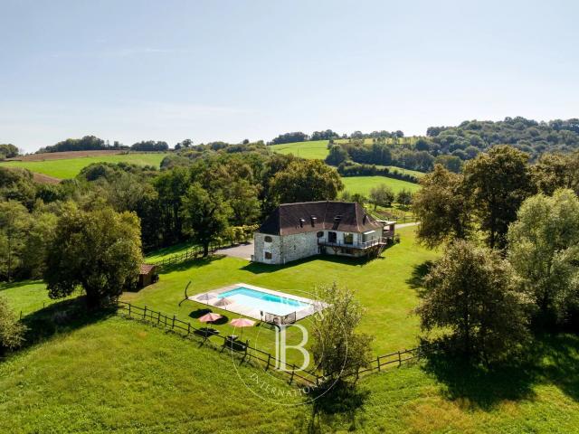 Pays Basque Interieur Belle Ferme Du 17° Amenagee En Chambre. 480m² Saint Palais