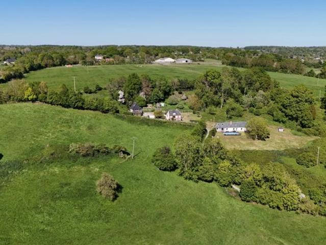 PAYS D’AUGE – CALVADOS – LESSARD ET LE CHÊNE – PROPRIÉTÉ NORMANDE AVEC MAISON D’AMIS ET DÉPENDANCES SUR PLUS DE 6 274 M²