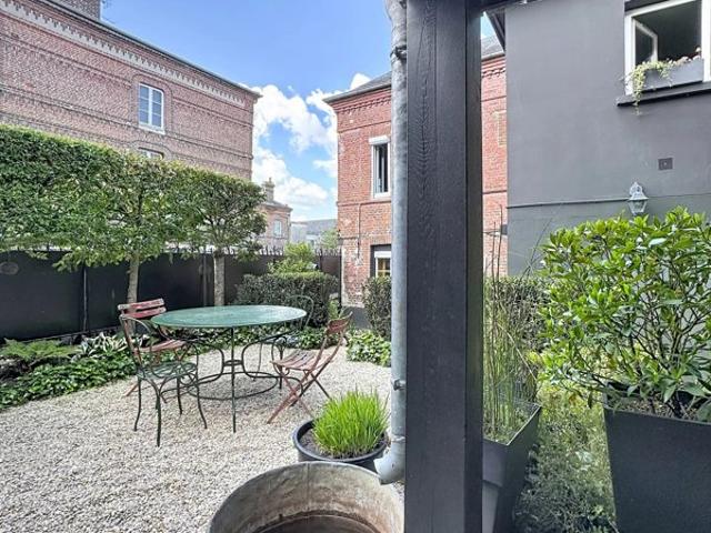 PAYS D’AUGE – CALVADOS – LIVAROT PAYS D’AUGE – MAISON DE VILLE DE CHARME AVEC DÉPENDANCE, GARAGE ET JARDIN PAYSAGÉ