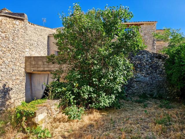 Pays de Banon, maison en pierres avec jardin, terrasse, cave. 110m² Montsalier