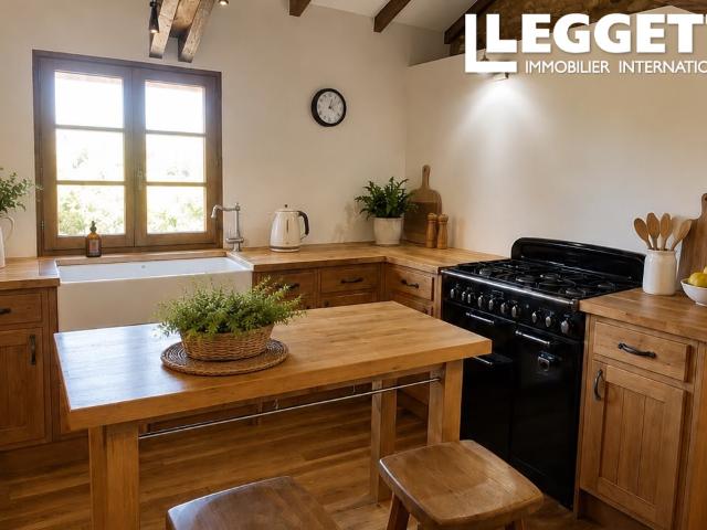 Pays de Belvès. Propriété en pierres restaurée avec gîte, piscine et superbes vues