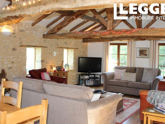 Pays de Belvès. Propriété en pierres restaurée avec gîte, piscine et superbes vues