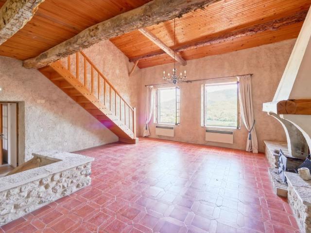 Pays de Forcalquier, rare maison de village de 367 m2 avec j. 367m² Dauphin