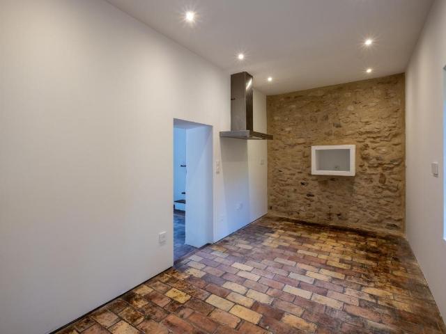 Pays de Forcalquier. Rare maison en pierres 4 pièces sur 450. 80m² Dauphin
