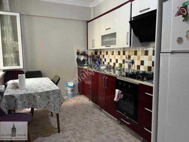 Pazartesi Pazarı Sokağında Satılık Arakat Daire