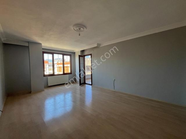 Pazartesi Pazarı Yanı Ara Kat 3+1 Satılık Daire