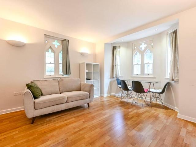 Pemberton Gardens, London N19 3 bed coach house to rent £3,400 pcm £785 pw