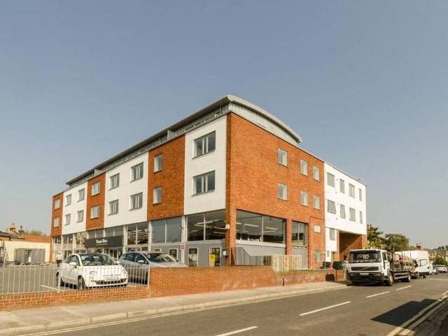 Pemberton Road, East Molesey KT8 3 bed flat to rent £2,295 pcm £530 pw