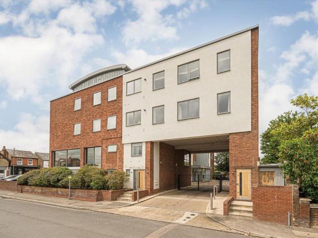 Pemberton Road, East Molesey KT8 3 bed flat to rent £2,395 pcm £553 pw